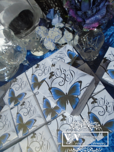Dobozos esküvői meghívó tetoválásra emlékeztető pillangóval